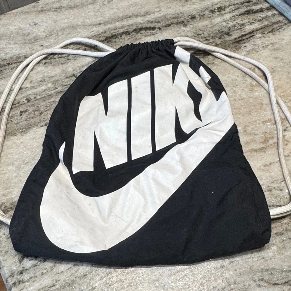 Nike Drawstring Bag Unisex Black White Logo Blokcore Sporty Gym Sackpack